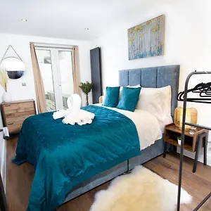 Luxury Pad Centrally Located Near Station Brighton